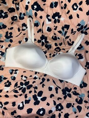 LIKE NEW VANITY FAIR 42C BRA WHITE W/ BOW 🤍💞